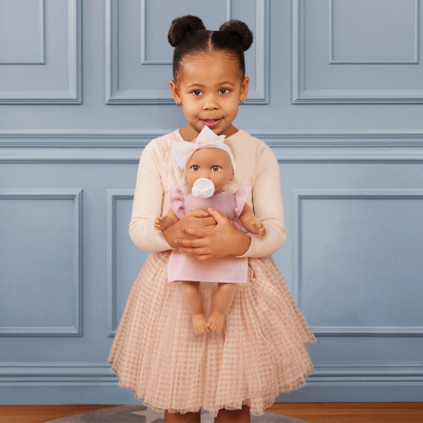 NIEMOWLĘ lalka ze smoczkiem sukience i opasce oliwkowa karnacja 35 cm