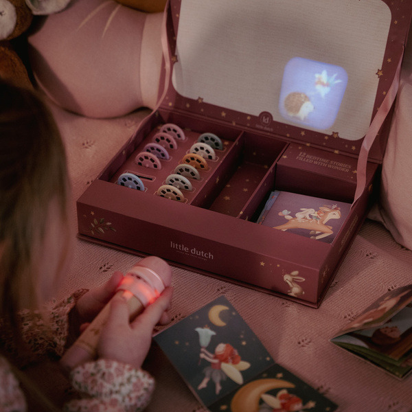 PROJEKTOR latarka z 12 bajkami na slajdach RÓŻOWY