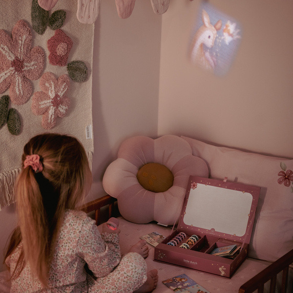 PROJEKTOR latarka z 12 bajkami na slajdach RÓŻOWY