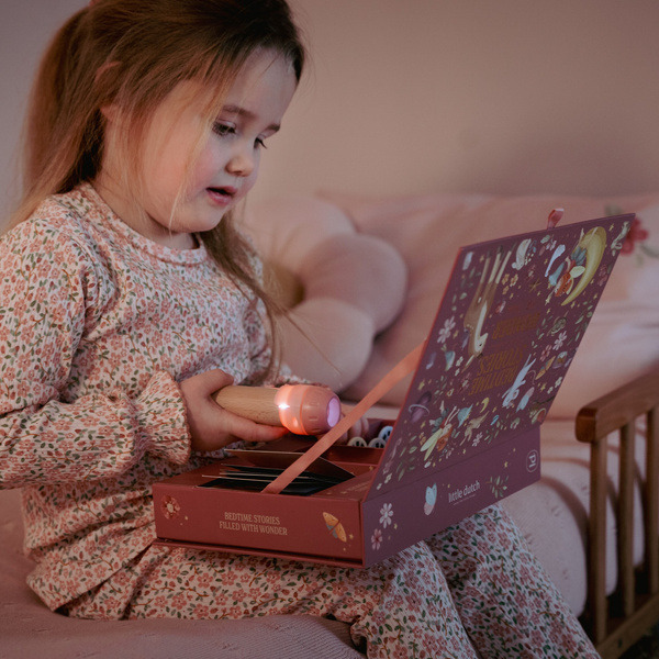 PROJEKTOR latarka z 12 bajkami na slajdach RÓŻOWY