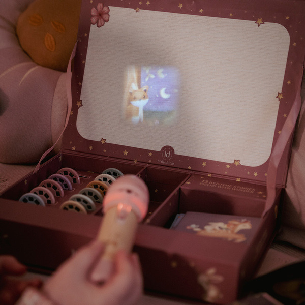 PROJEKTOR latarka z 12 bajkami na slajdach RÓŻOWY