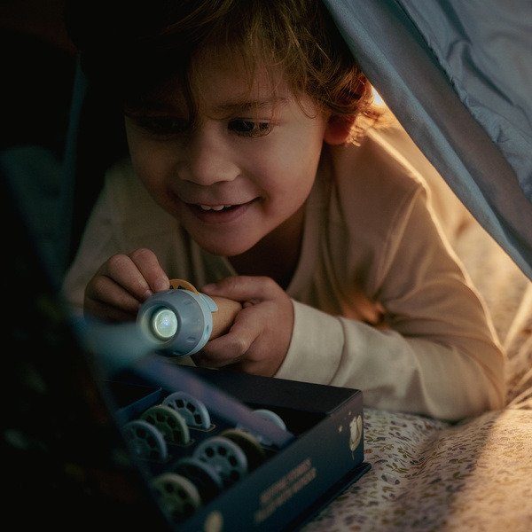 PROJEKTOR latarka z 12 bajkami na slajdach BŁĘKIT