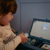 PROJEKTOR latarka z 12 bajkami na slajdach BŁĘKIT