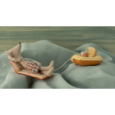 MYSZKA PLAŻOWA tata z materacem dmuchanym w kwiatki