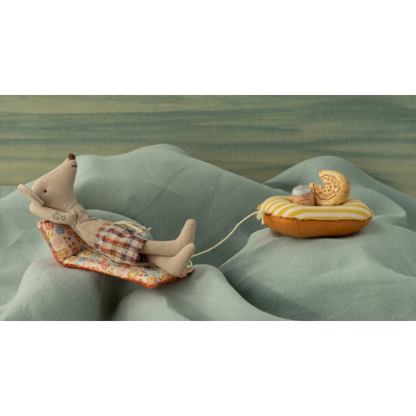 MYSZKA PLAŻOWA tata z materacem dmuchanym w kwiatki