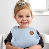 SMILE niebieski silikonowy śliniak z kieszonką Happy Rascals sky blue