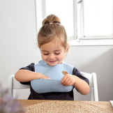 SMILE niebieski silikonowy śliniak z kieszonką Happy Rascals sky blue