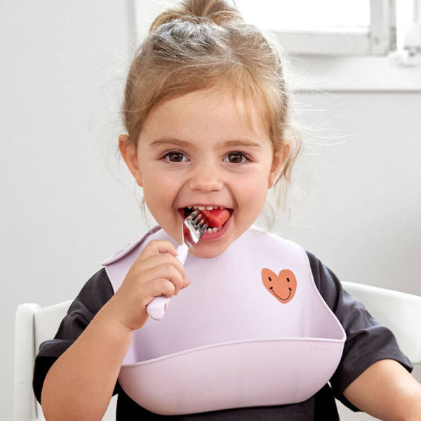 HEART różowy silikonowy śliniak z kieszonką Happy Rascals lavender