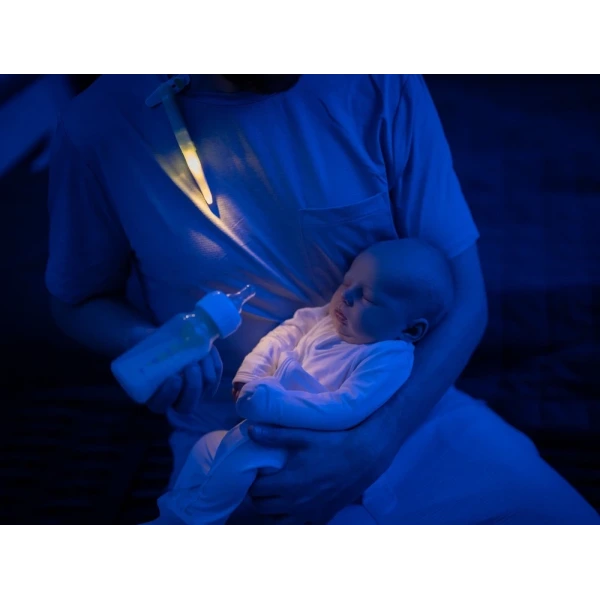 LatchLight innowacyjna niebudząca lampka nocna ułatwiająca karmienie i dbająca o zdrowy sen