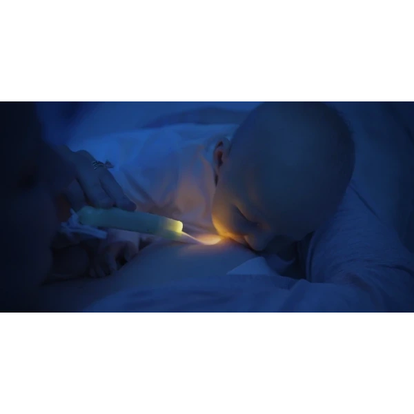 LatchLight innowacyjna niebudząca lampka nocna ułatwiająca karmienie i dbająca o zdrowy sen