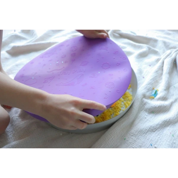 TACKA SENSORYCZNA Play Tray 2w1 Lilac – pojemnik do zabaw sensorycznych Jellystone fioletowy