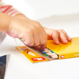 Kredki ołówkowe zmazywalne z gumką 12 kolorów COLO Janod 3+