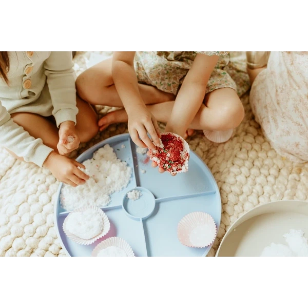 TACKA SENSORYCZNA Play Tray 2w1 Soft Blue – pojemnik do zabaw sensorycznych Jellystone niebieski