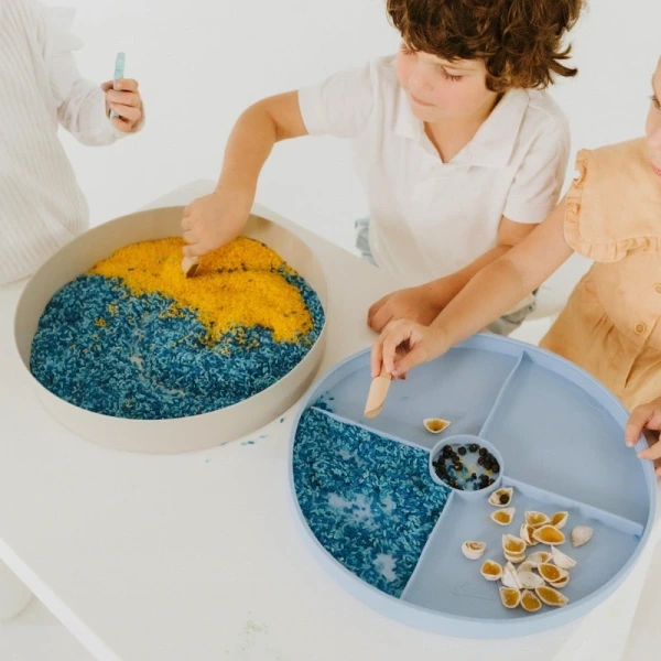 TACKA SENSORYCZNA Play Tray 2w1 Soft Blue – pojemnik do zabaw sensorycznych Jellystone niebieski