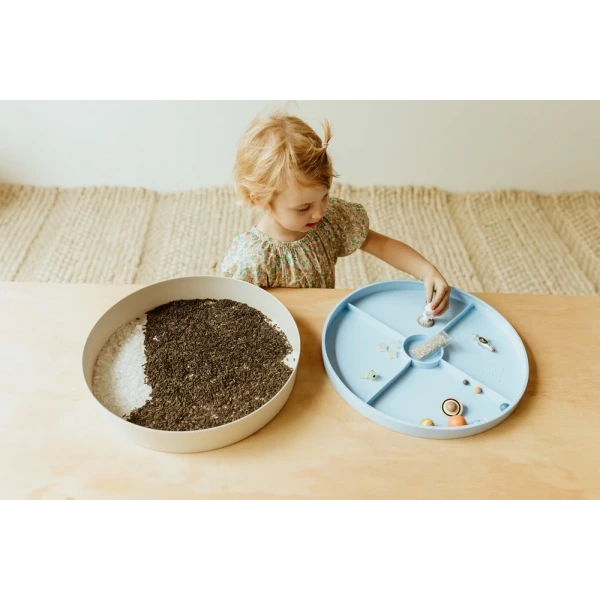 TACKA SENSORYCZNA Play Tray 2w1 Soft Blue – pojemnik do zabaw sensorycznych Jellystone niebieski