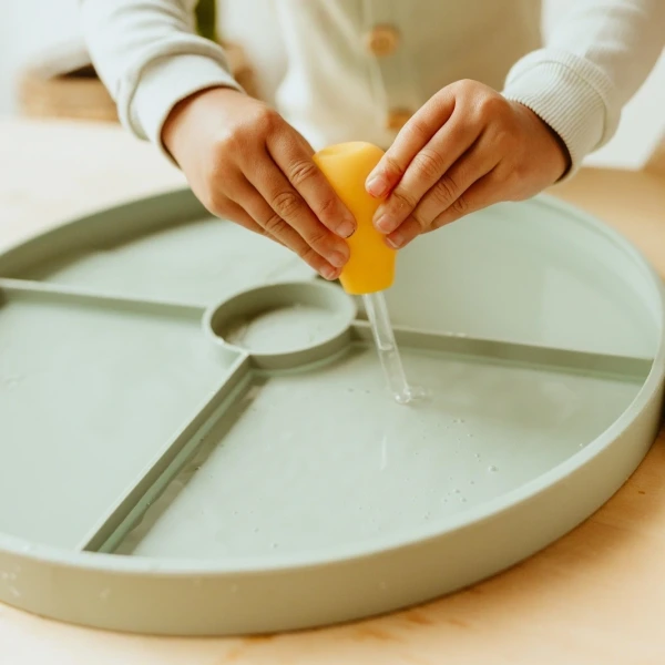 TACKA SENSORYCZNA Play Tray 2w1 Sage – pojemnik do zabaw sensorycznych Jellystone zielony