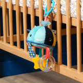 WIELORYBEK SENSORYCZNY zawieszka materiałowa z grzechotką, gryzakiem i lusterkiem LUDI 3m+