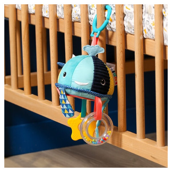 WIELORYBEK SENSORYCZNY zawieszka materiałowa z grzechotką, gryzakiem i lusterkiem LUDI 3m+