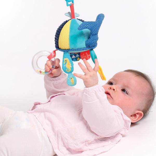 WIELORYBEK SENSORYCZNY zawieszka materiałowa z grzechotką, gryzakiem i lusterkiem LUDI 3m+