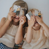 O nas AND WE TALK gra karciana w szczerość pytania dla młodszej generacji