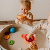 SILIKONOWE KUBECZKI miseczki do układania i do wody z tonącymi dyskami Cups Rainbow Bright 10 el. Jellystone 9m+