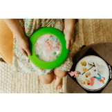 Zielony SENSORYCZNY DYSK Z FIGURKAMI A-Ku-Ku! Peekaboo, motyw Farma Jellystone 18m+