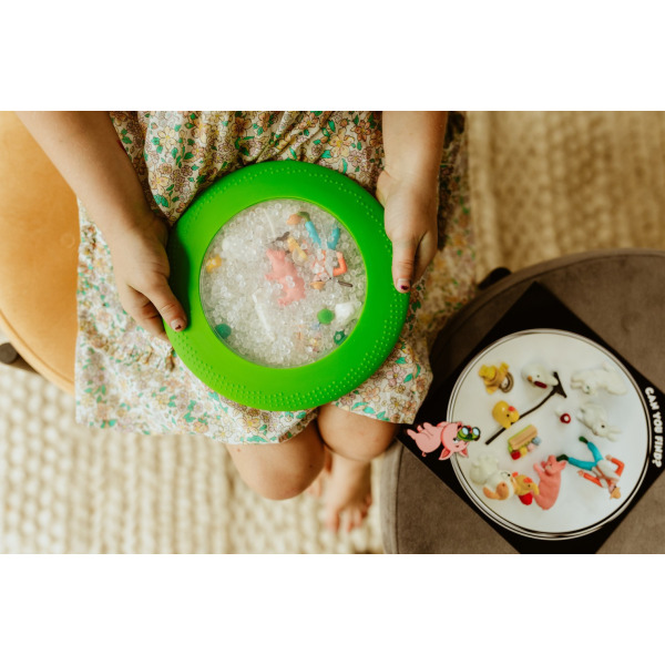 Zielony SENSORYCZNY DYSK Z FIGURKAMI A-Ku-Ku! Peekaboo, motyw Farma Jellystone 18m+