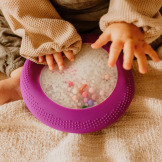 Fioletowy SENSORYCZNY DYSK Z FIGURKAMI A-Ku-Ku! Peekaboo, motyw Kosmos Jellystone 18m+