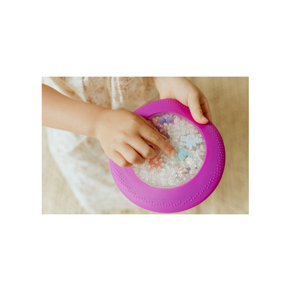 Fioletowy SENSORYCZNY DYSK Z FIGURKAMI A-Ku-Ku! Peekaboo, motyw Kosmos Jellystone 18m+