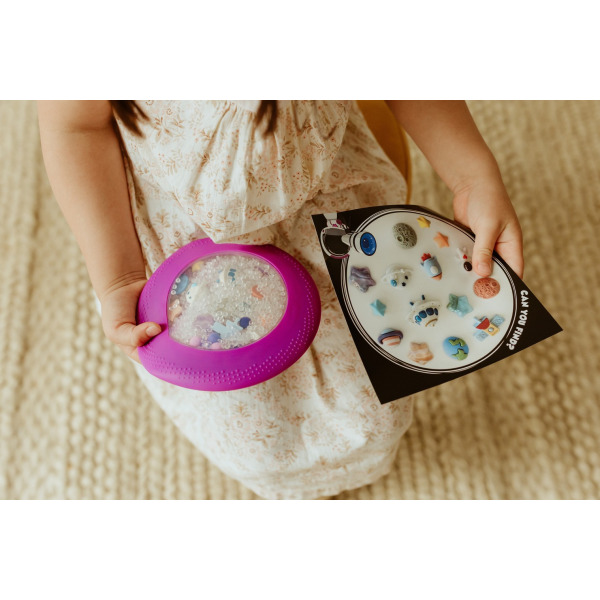 Fioletowy SENSORYCZNY DYSK Z FIGURKAMI A-Ku-Ku! Peekaboo, motyw Kosmos Jellystone 18m+