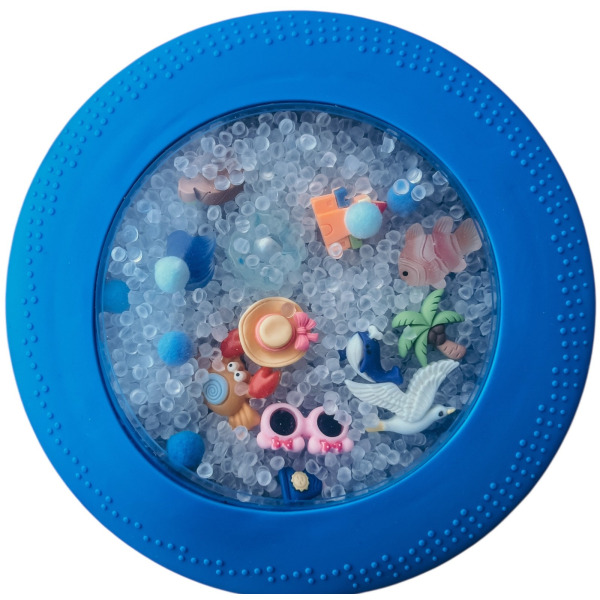 Niebieski SENSORYCZNY DYSK Z FIGURKAMI A-Ku-Ku! Peekaboo, motyw Plaża Jellystone 18m+