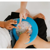 Niebieski SENSORYCZNY DYSK Z FIGURKAMI A-Ku-Ku! Peekaboo, motyw Plaża Jellystone 18m+