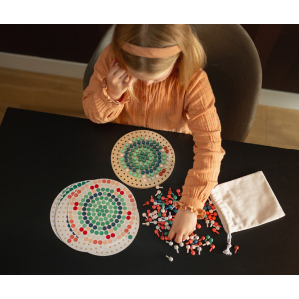 MOZAIKA układanka z drewnianymi pinezkami grzybkami z kartami pracy BS Toys 4+