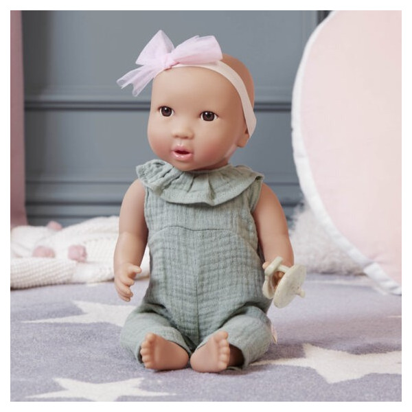 NIEMOWLĘ lalka ze smoczkiem, w zielonym muślinowym ubranku i opasce 35 cm LullaBaby 2+
