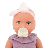NIEMOWLĘ lalka ze smoczkiem, w fioletowym muślinowym ubranku i opasce 35 cm LullaBaby 2+