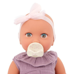 NIEMOWLĘ lalka ze smoczkiem, w fioletowym muślinowym ubranku i opasce 35 cm LullaBaby 2+
