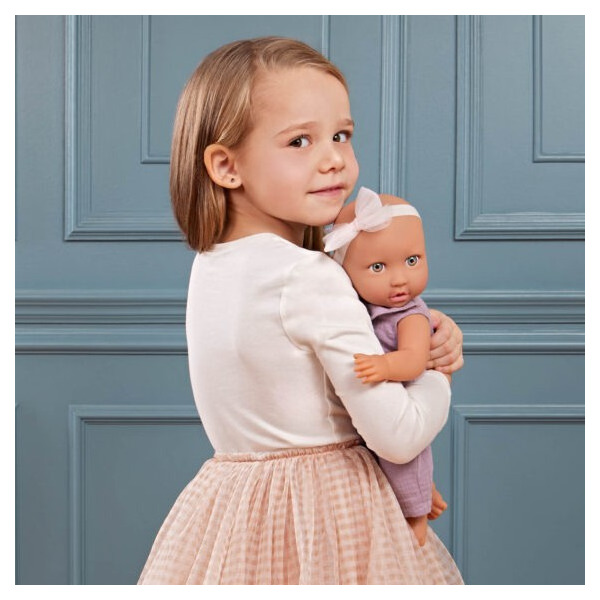 NIEMOWLĘ lalka ze smoczkiem, w fioletowym muślinowym ubranku i opasce 35 cm LullaBaby 2+