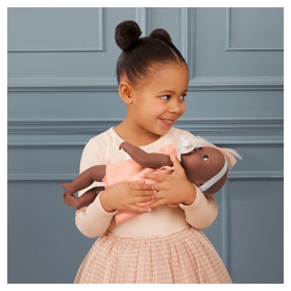 NIEMOWLĘ lalka ze smoczkiem, w różowej sukience i opasce 35 cm LullaBaby 2+