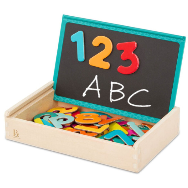 MAGNETYCZNE LITERKI I CYFERKI w drewnianej skrzyneczce, z TABLICĄ do pisania kredą B.TOYS 3+