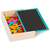 MAGNETYCZNE LITERKI I CYFERKI w drewnianej skrzyneczce, z TABLICĄ do pisania kredą B.TOYS 3+