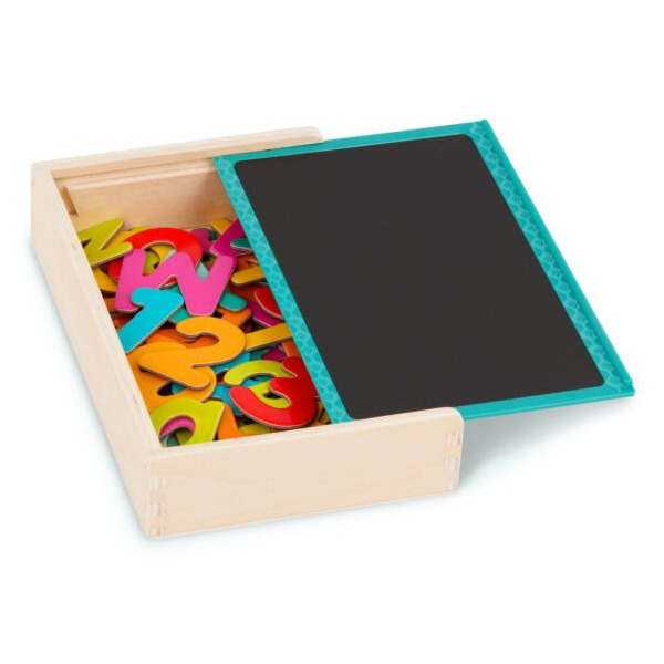 MAGNETYCZNE LITERKI I CYFERKI w drewnianej skrzyneczce, z TABLICĄ do pisania kredą B.TOYS 3+