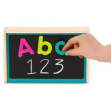 MAGNETYCZNE LITERKI I CYFERKI w drewnianej skrzyneczce, z TABLICĄ do pisania kredą B.TOYS 3+