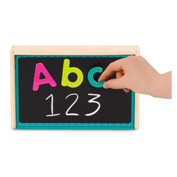 MAGNETYCZNE LITERKI I CYFERKI w drewnianej skrzyneczce, z TABLICĄ do pisania kredą B.TOYS 3+