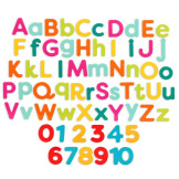 MAGNETYCZNE LITERKI I CYFERKI w drewnianej skrzyneczce, z TABLICĄ do pisania kredą B.TOYS 3+