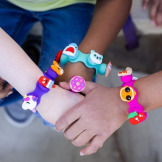 BIŻUTERIA PLIP CHARMS zestaw różowy bransoletka, pierścionek i 8 charmsów Fat Brain Toy 4+