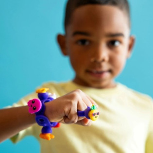 BIŻUTERIA PLIP CHARMS zestaw fioletowy bransoletka, pierścionek i 8 charmsów Fat Brain Toy 4+