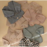 RAINBOW śliniak z długim rękawem i kieszonką Mushie 6m+