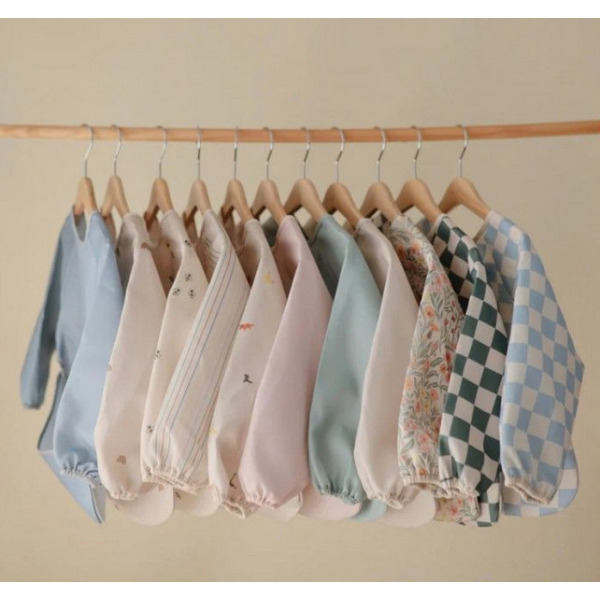 PASTEL BLOSSOM śliniak z długim rękawem i kieszonką  Mushie 6m+