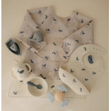 WHALES śliniak z długim rękawem i kieszonką Mushie 6m+