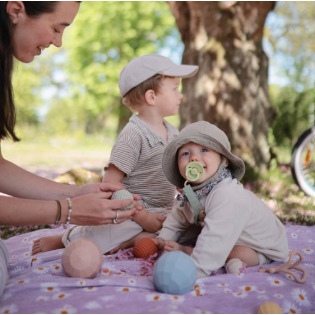 KULE SILIKONOWE zabawka sensoryczna Nesting Spheres Blush 3 szt. Mushie 10m+